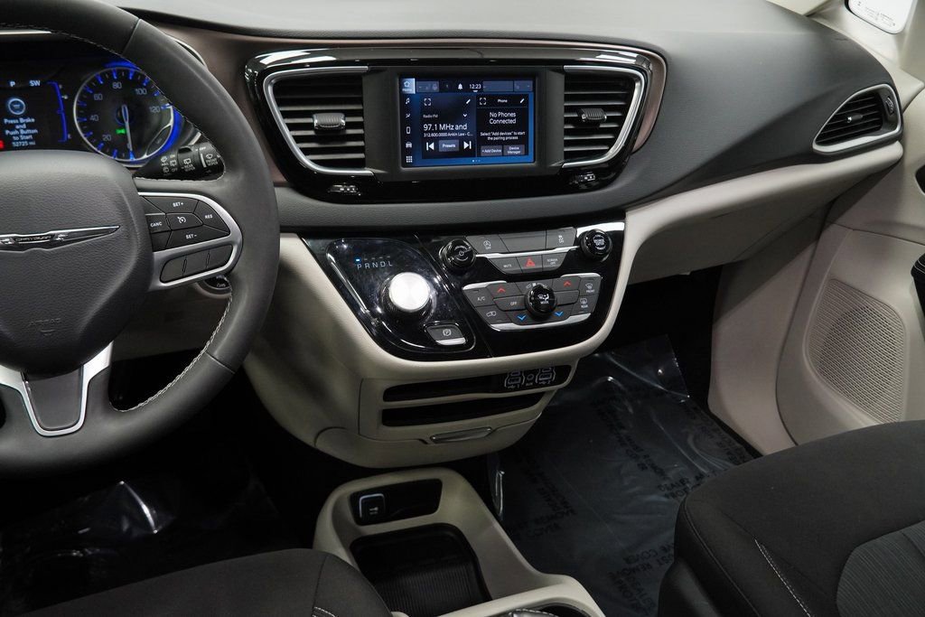 Used 2023 Chrysler Voyager LX image 23