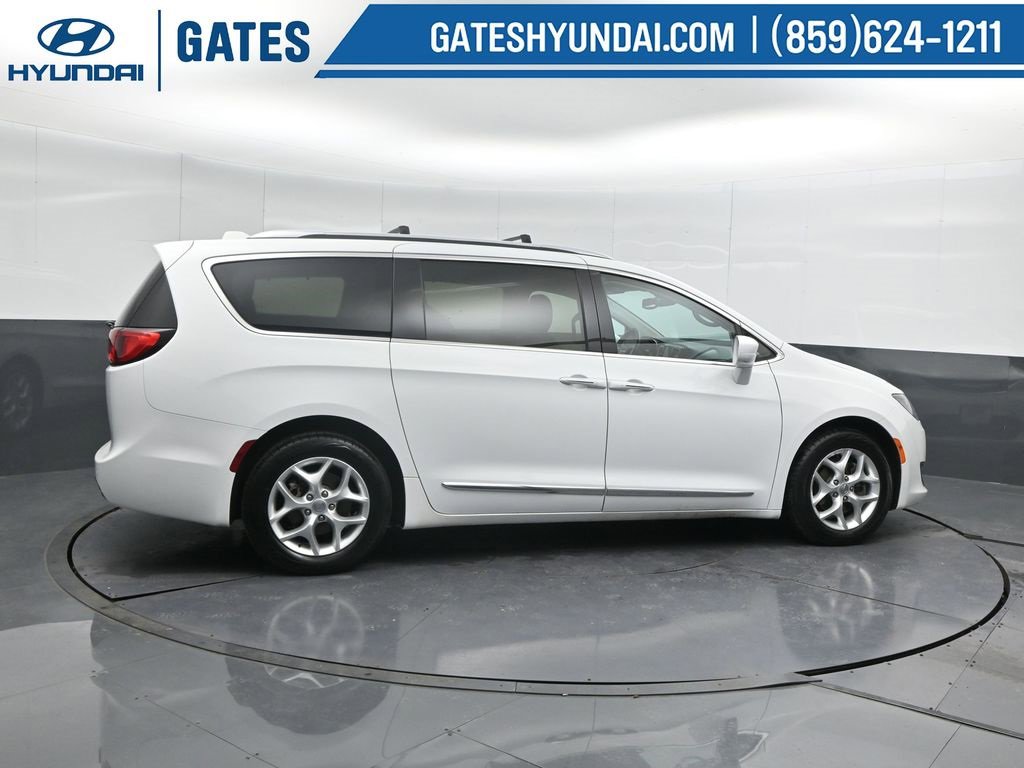 Used 2017 Chrysler Pacifica Touring-L Plus image 3
