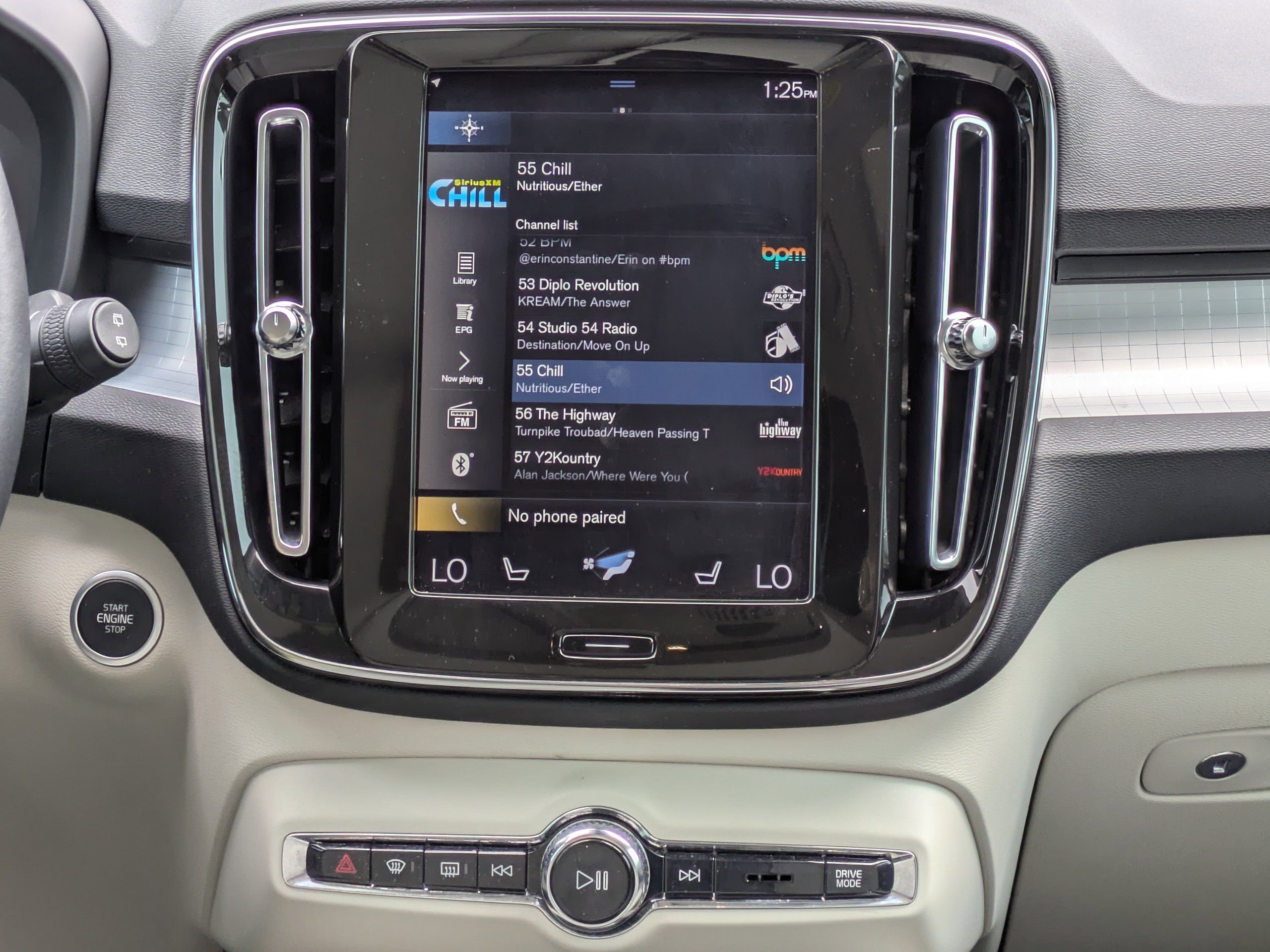 Used 2021 Volvo XC40 T5 Momentum w/ Premium Package image 14