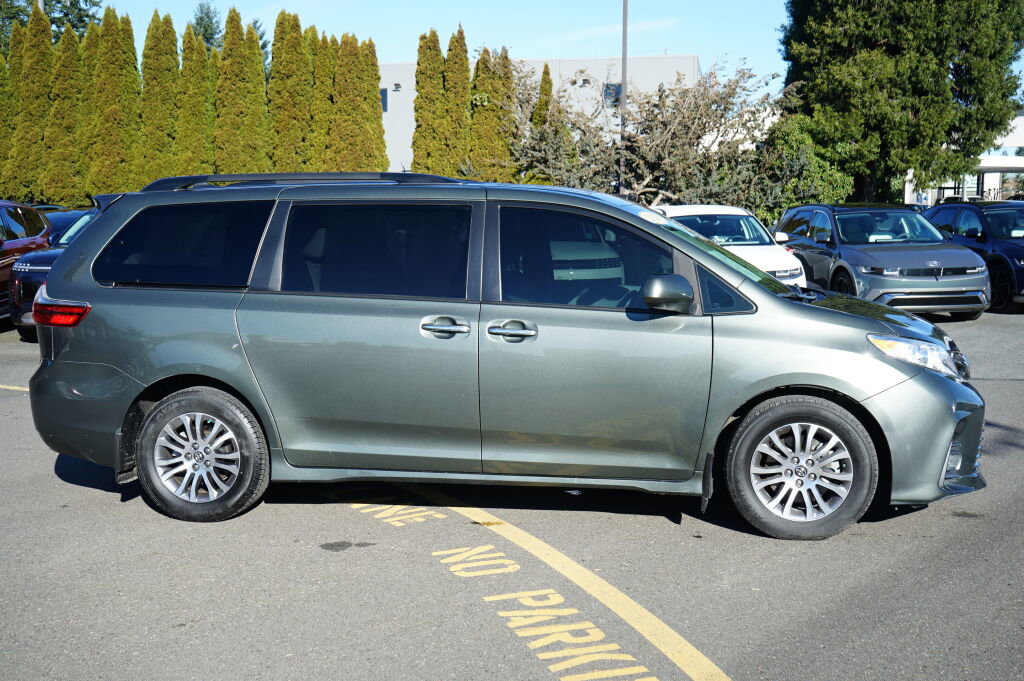 Used 2020 Toyota Sienna XLE w/ XLE Navigation Package image 5