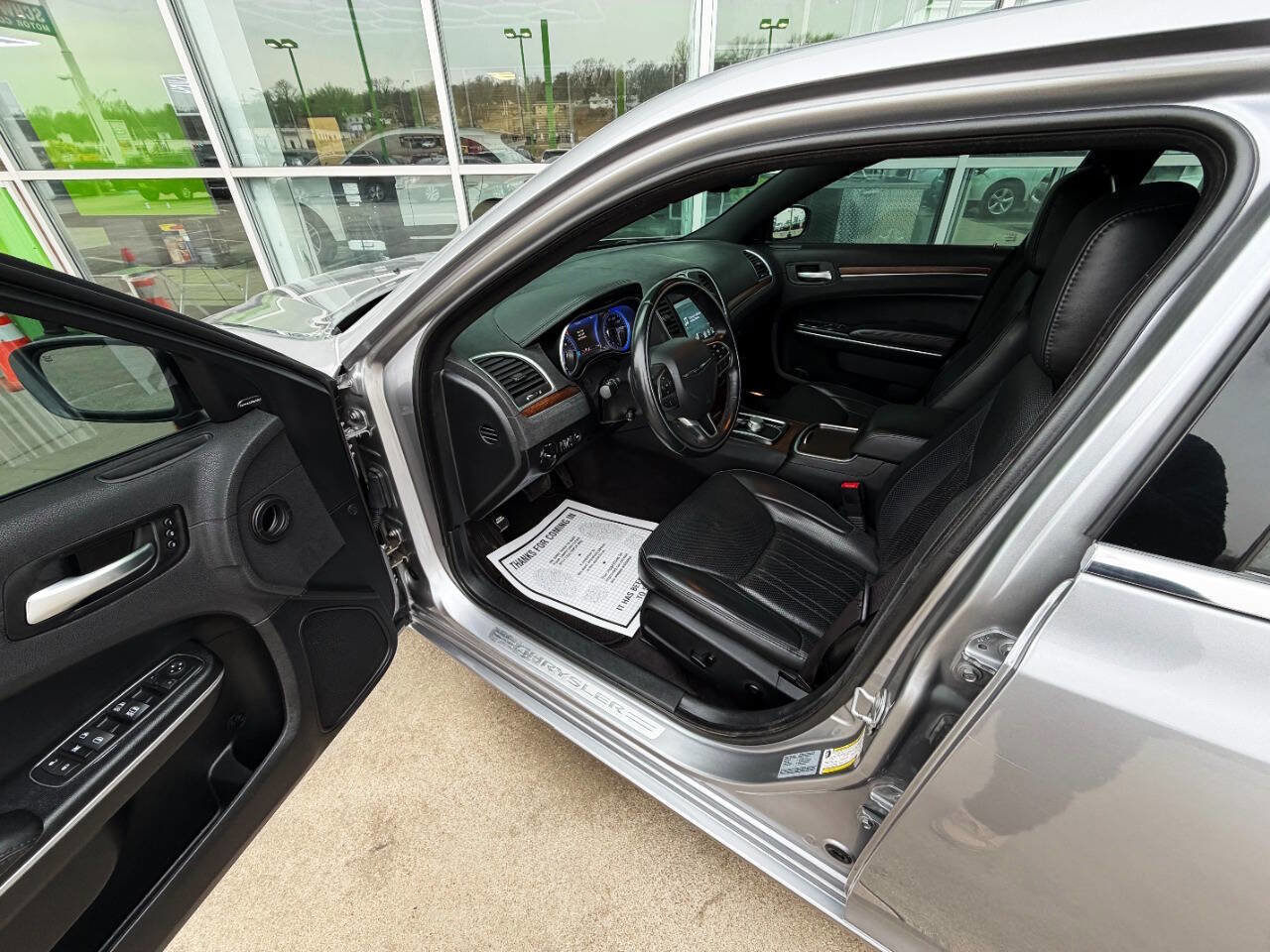 Used 2017 Chrysler 300 C Platinum image 9