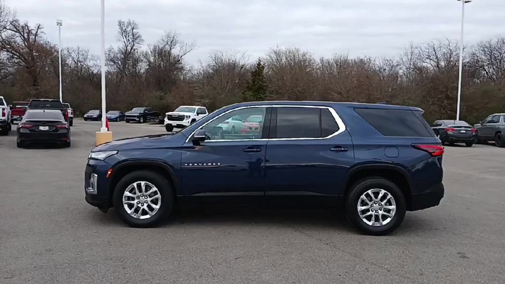 Used 2023 Chevrolet Traverse LS w/ Safety Package image 5