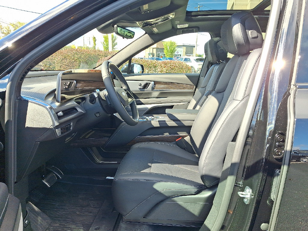 New 2027 Cadillac Vistiq Sport w/ LPO, Floor Liner Package AWD/4WD image 6