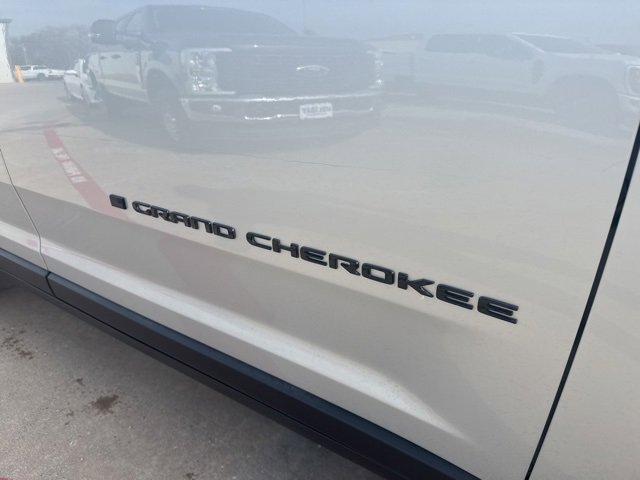 Used 2024 Jeep Grand Cherokee Altitude image 7
