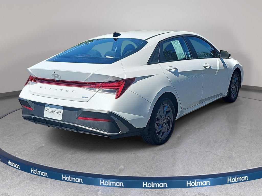 Used 2025 Hyundai Elantra Hybrid FWD image 6