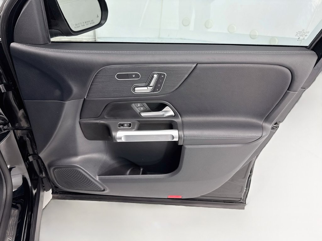 Used 2023 Mercedes-Benz GLB 250 image 24