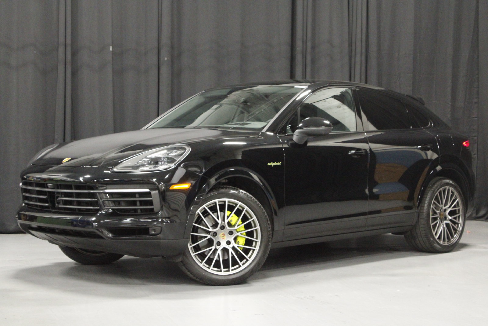 Certified 2022 Porsche Cayenne Platinum Edition AWD/4WD image 1