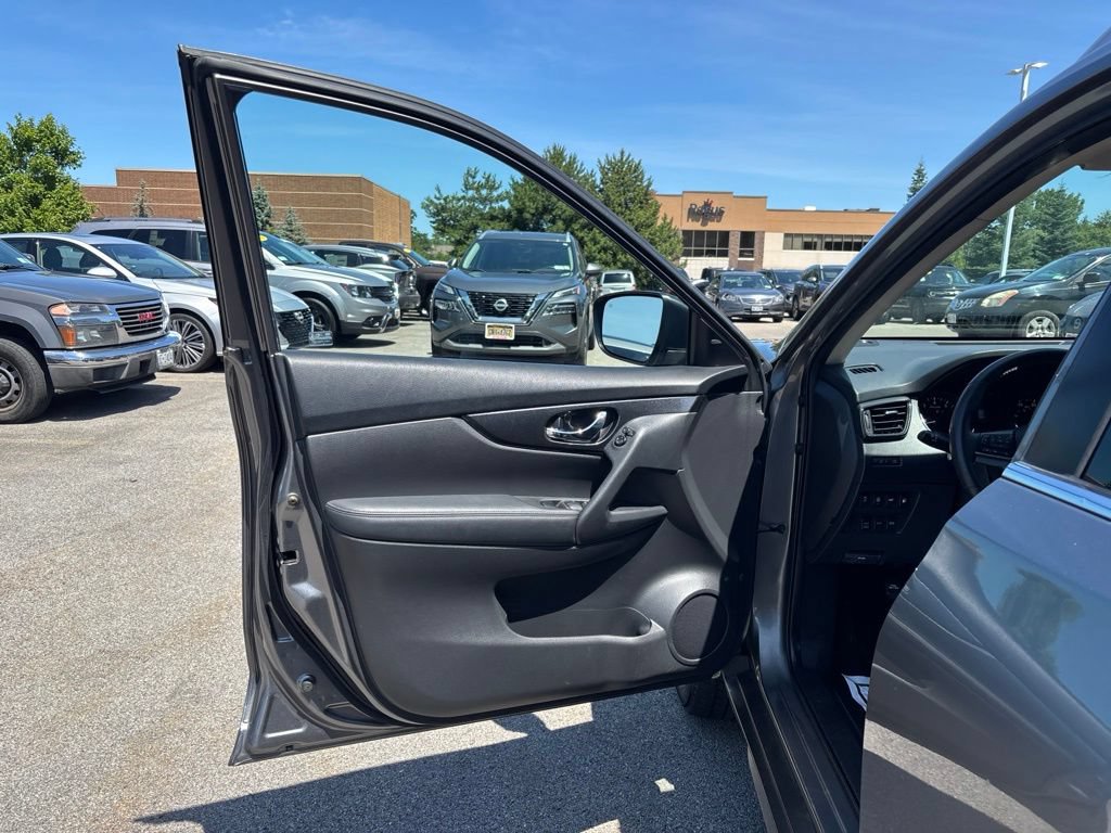 Used 2019 Nissan Rogue SV AWD/4WD image 16