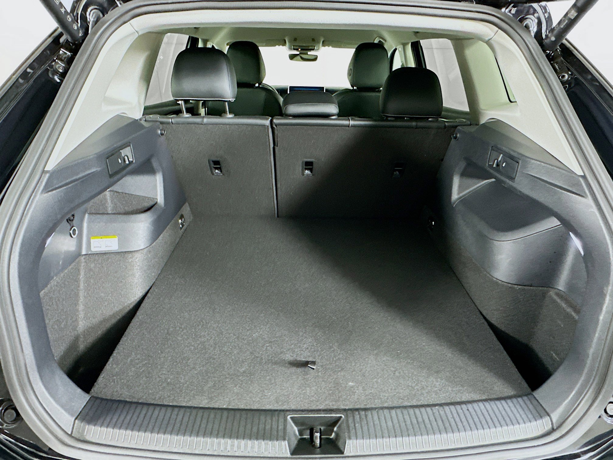 Used 2025 Volkswagen Tiguan SE image 28