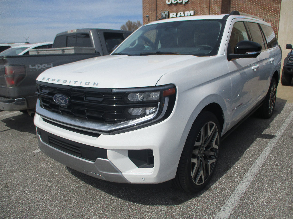 New 2026 Ford Expedition Platinum image 3