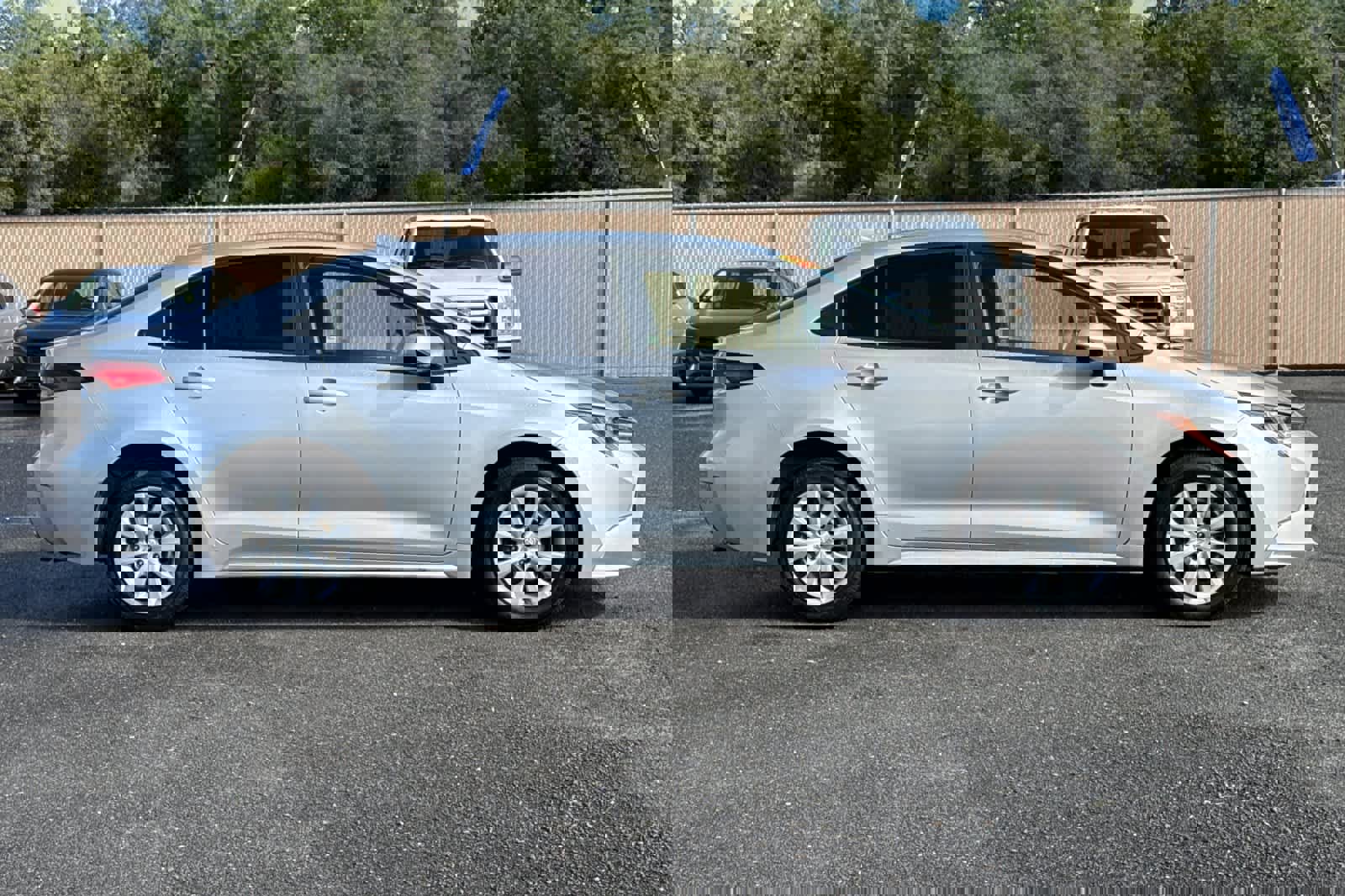 Used 2020 Toyota Corolla LE image 2