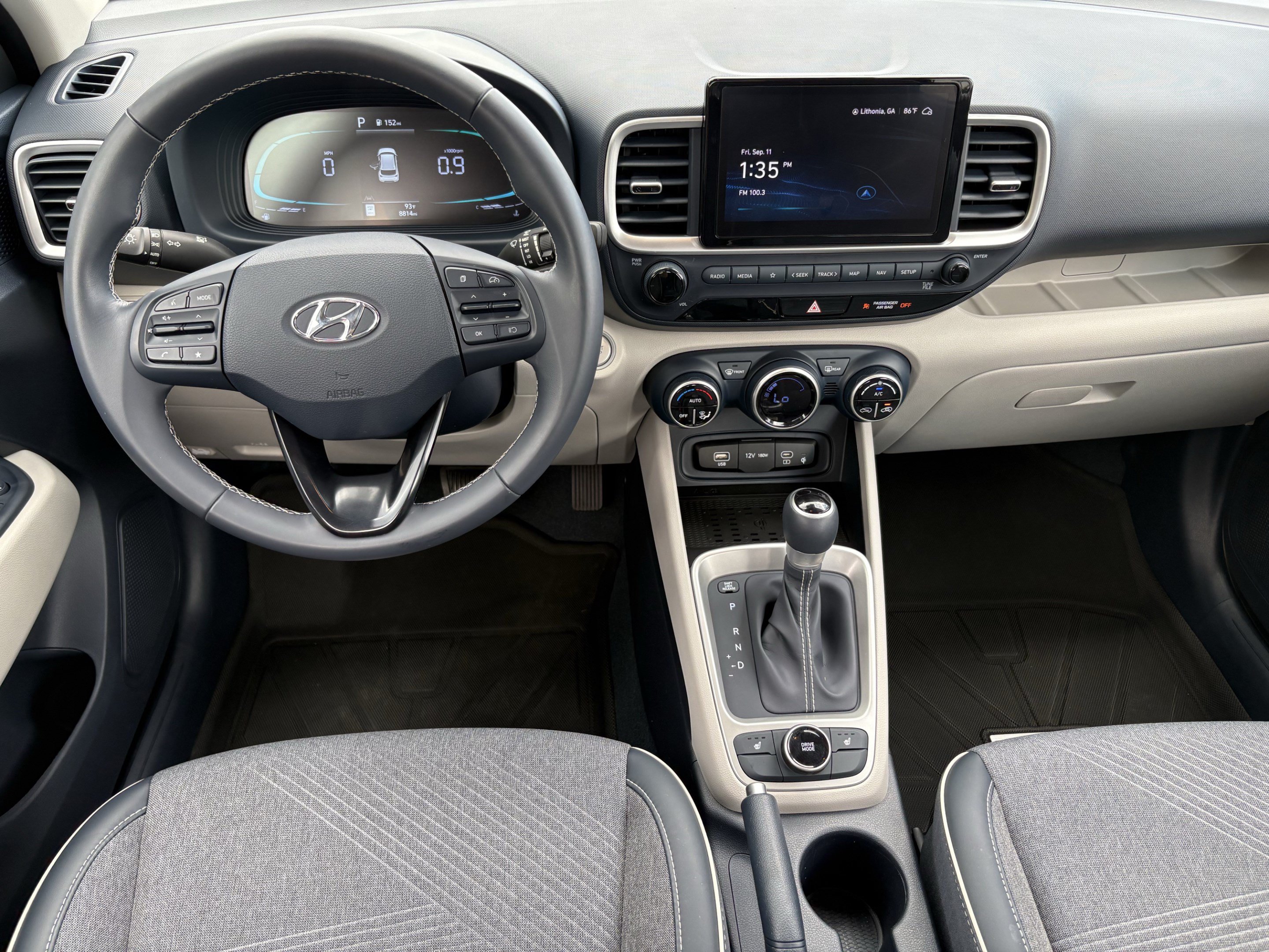 Certified 2025 Hyundai Venue Limited FWD image 9