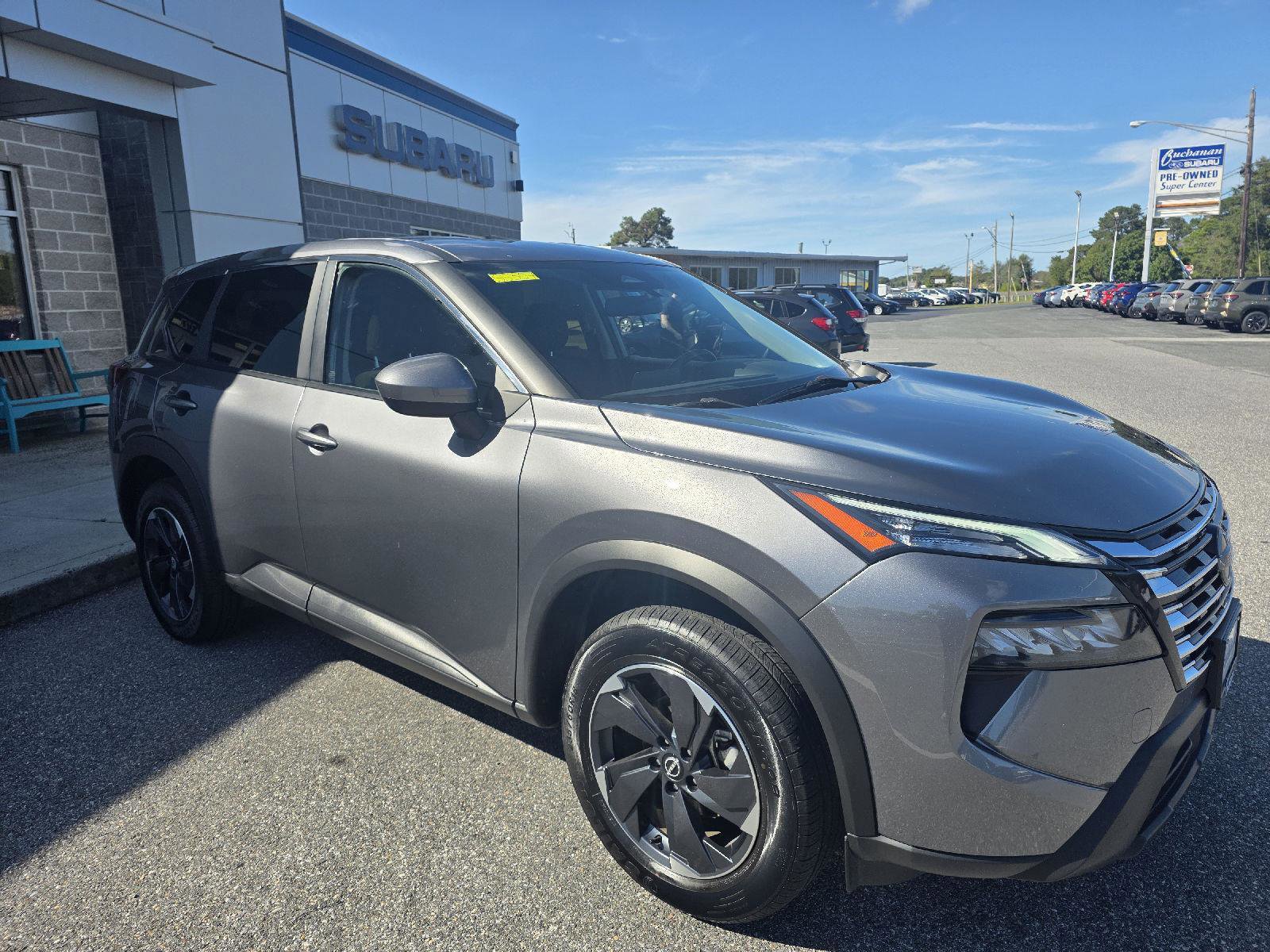 Used 2024 Nissan Rogue SV image 3