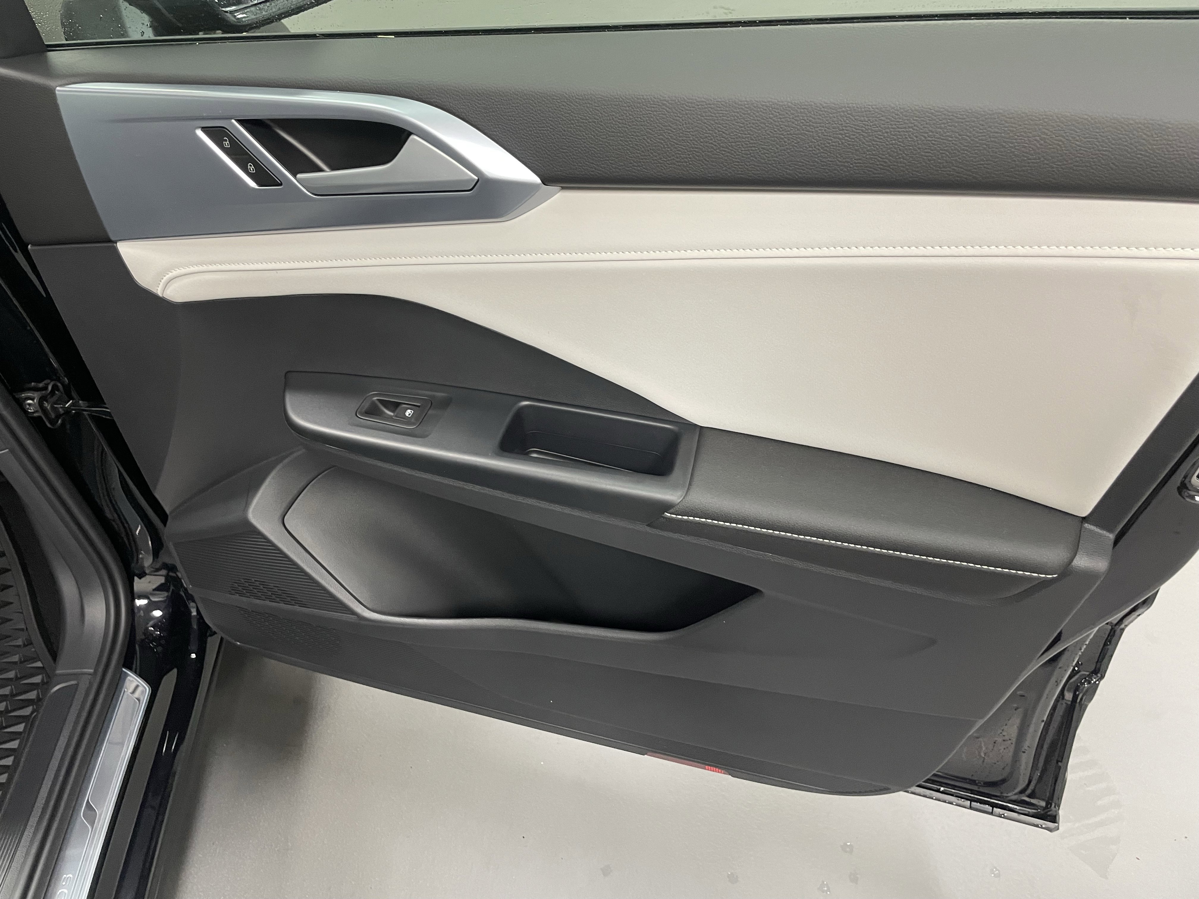 New 2025 Volkswagen Taos SE image 8