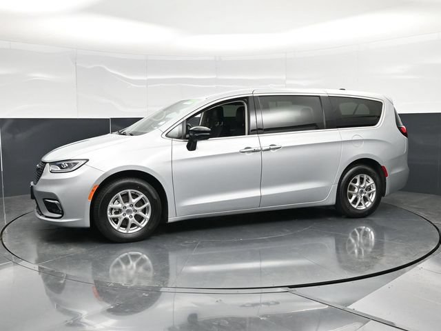 Certified 2024 Chrysler Pacifica Touring-L FWD image 9