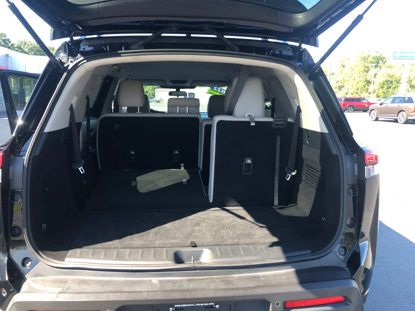 Used 2022 Nissan Pathfinder SV AWD/4WD image 29
