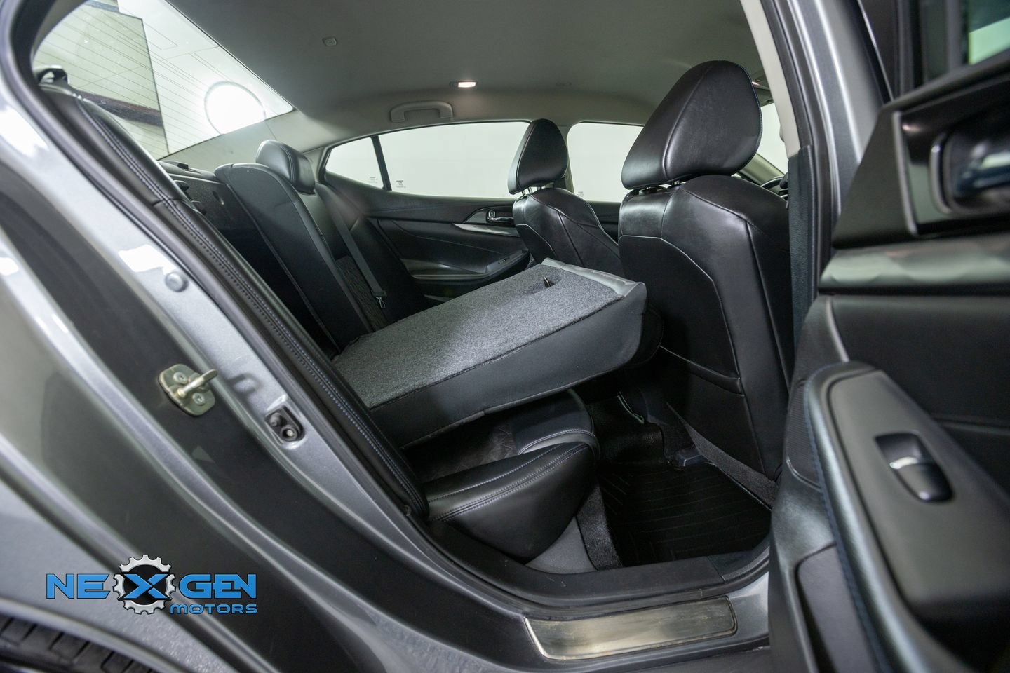 Used 2018 Nissan Maxima SR w/ Midnight Edition FWD image 38