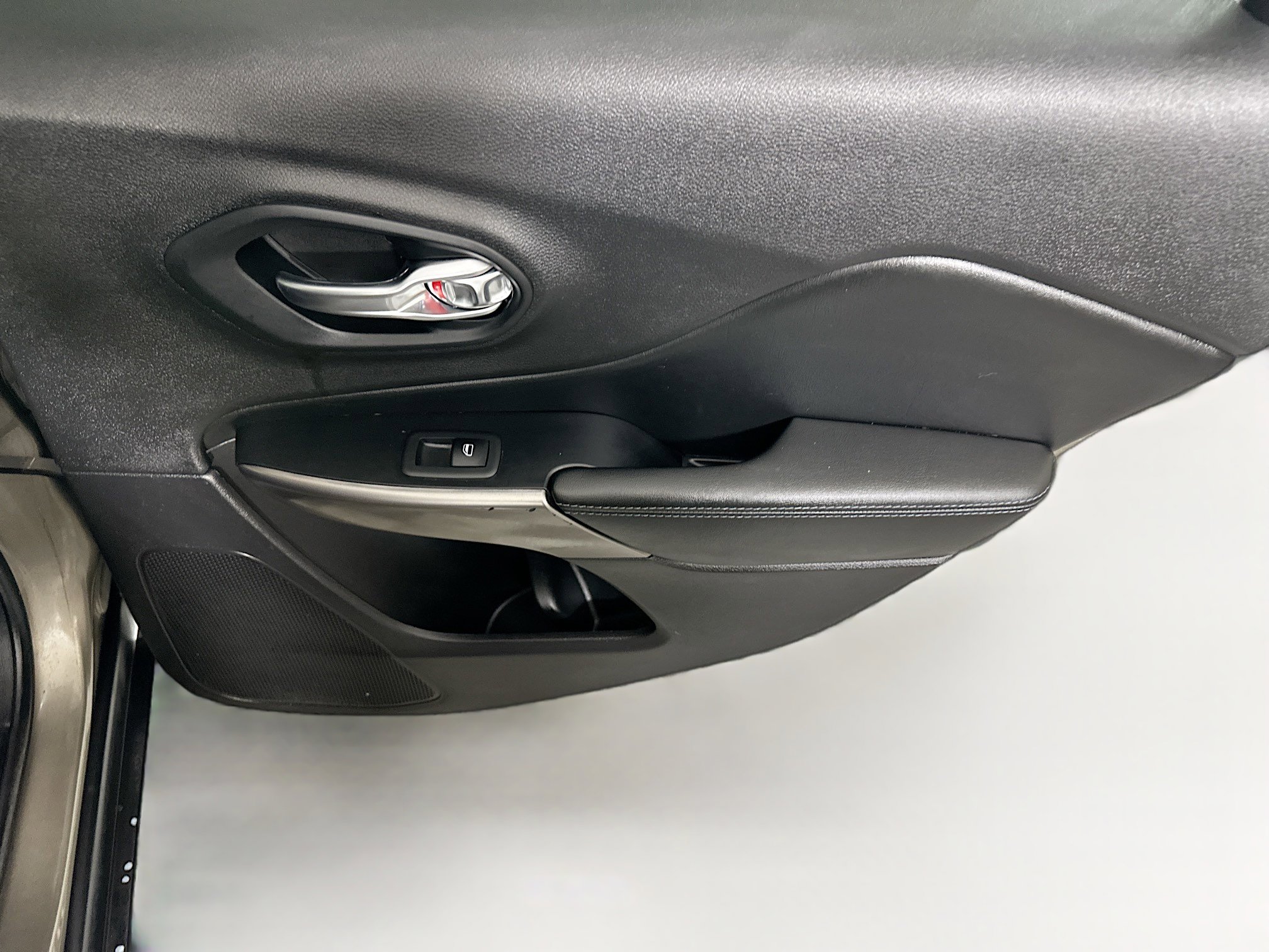 Used 2020 Jeep Cherokee Latitude Plus FWD image 28