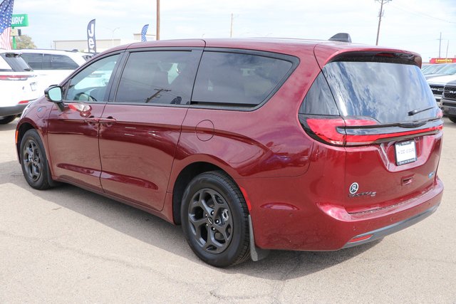 New 2023 Chrysler Pacifica Limited w/ Uconnect Theater Family Group FWD image 5