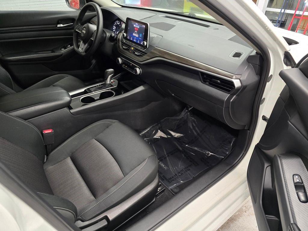 Used 2024 Nissan Altima 2.5 SV FWD image 28