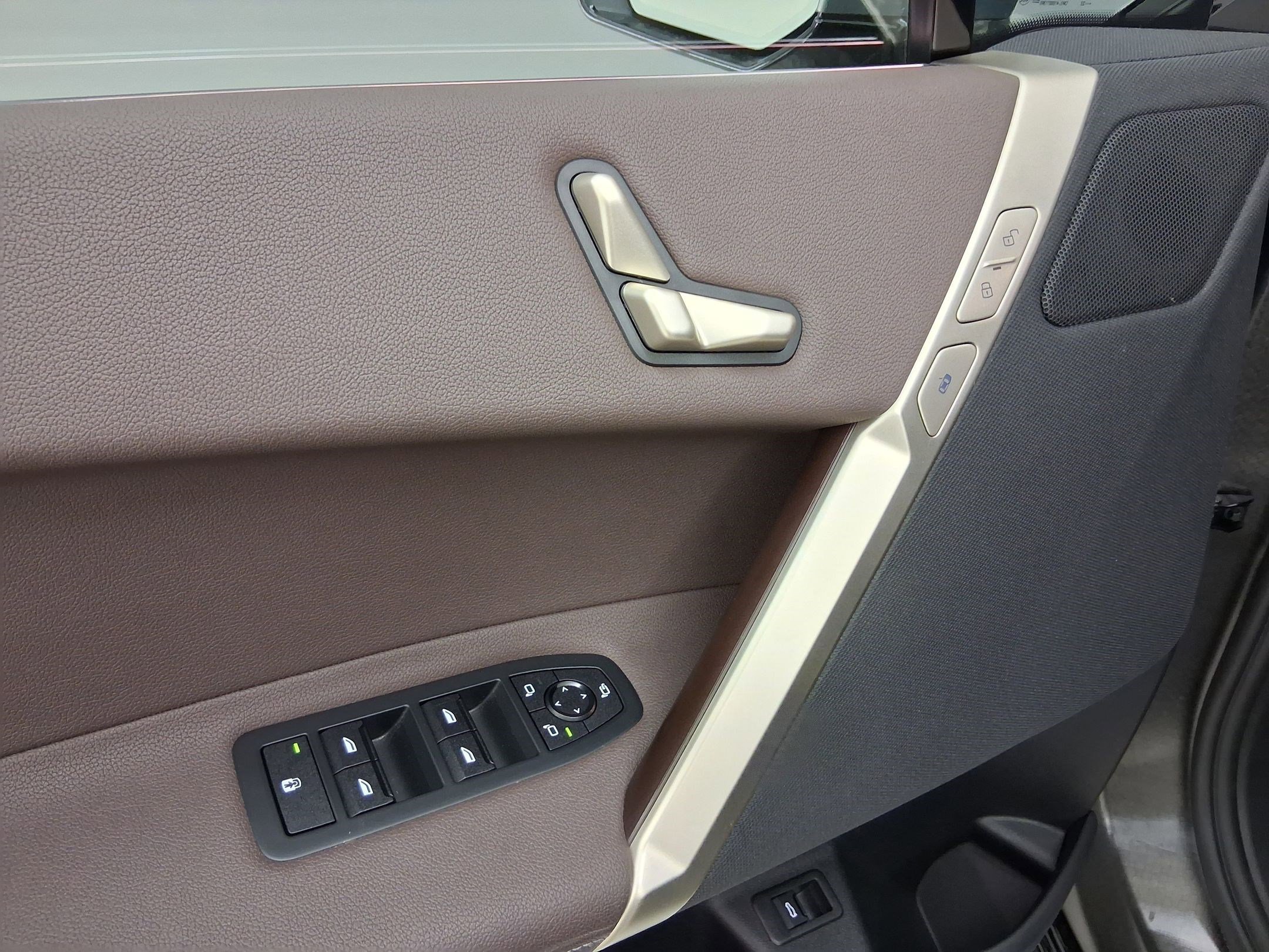 Used 2023 BMW iX xDrive50 w/ Sport Package image 11