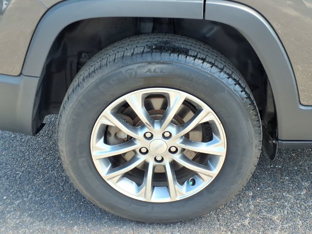 Used 2019 Jeep Cherokee Latitude Plus w/ Comfort/Convenience Group AWD/4WD image 14