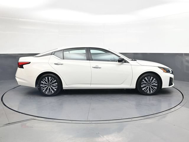 Used 2025 Nissan Altima 2.5 SV FWD image 3