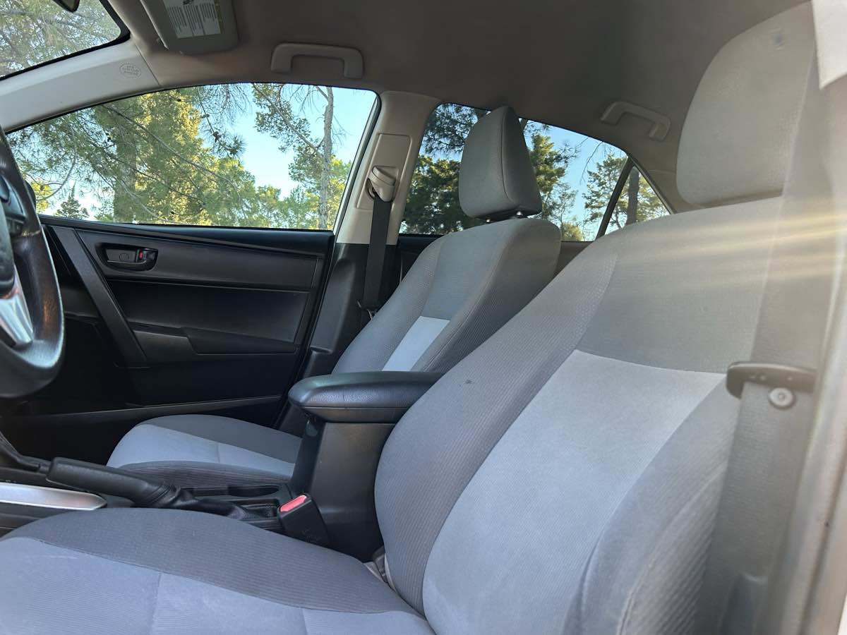 Used 2017 Toyota Corolla L w/ Carpet Mat Package (TMS) FWD image 18