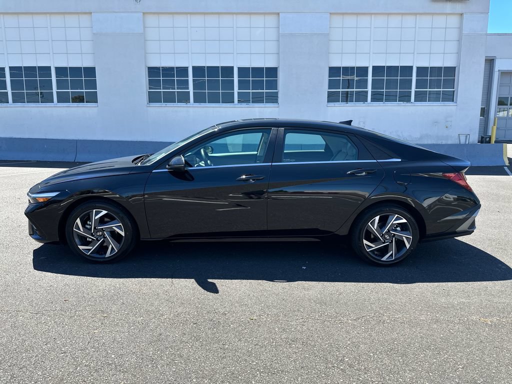 Certified 2025 Hyundai Elantra Limited FWD image 3