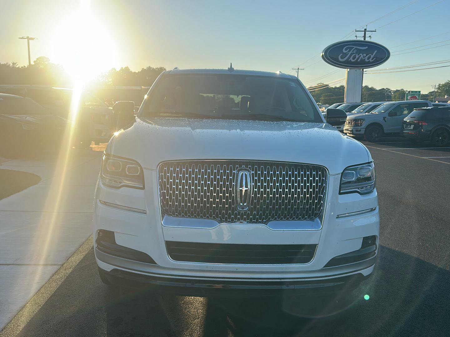 Used 2024 Lincoln Navigator Premiere AWD/4WD image 2