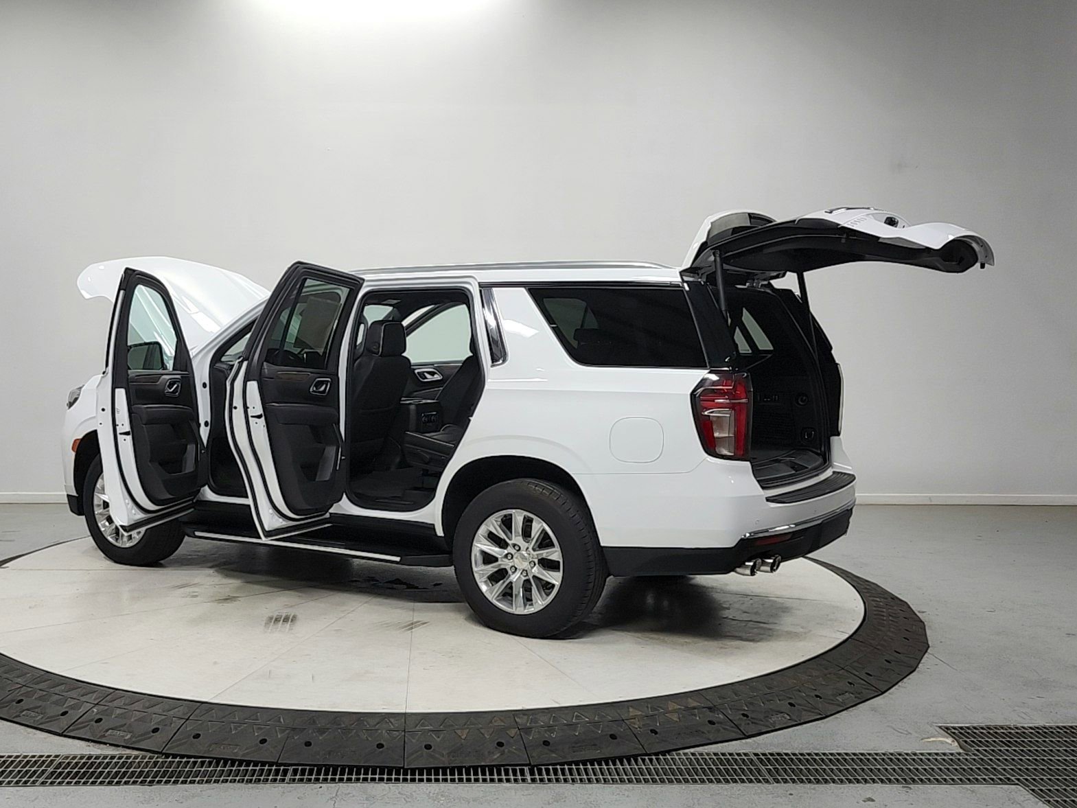 Used 2023 Chevrolet Tahoe Premier RWD image 13