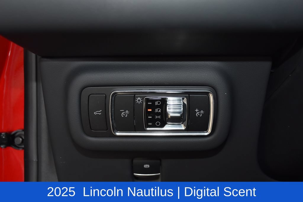 Used 2025 Lincoln Nautilus Reserve w/ Jet Appearance Package AWD/4WD image 9