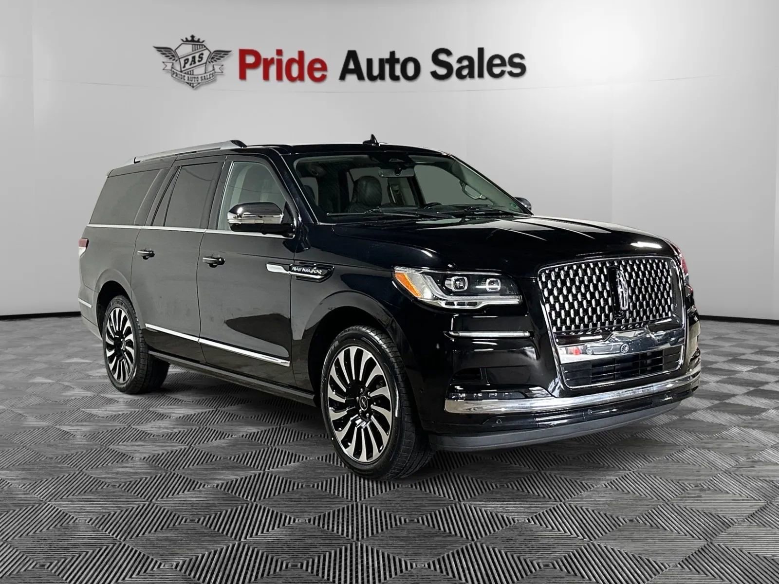 Used 2022 Lincoln Navigator L Black Label AWD/4WD image 3