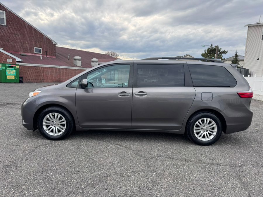 Used 2017 Toyota Sienna XLE Premium image 3