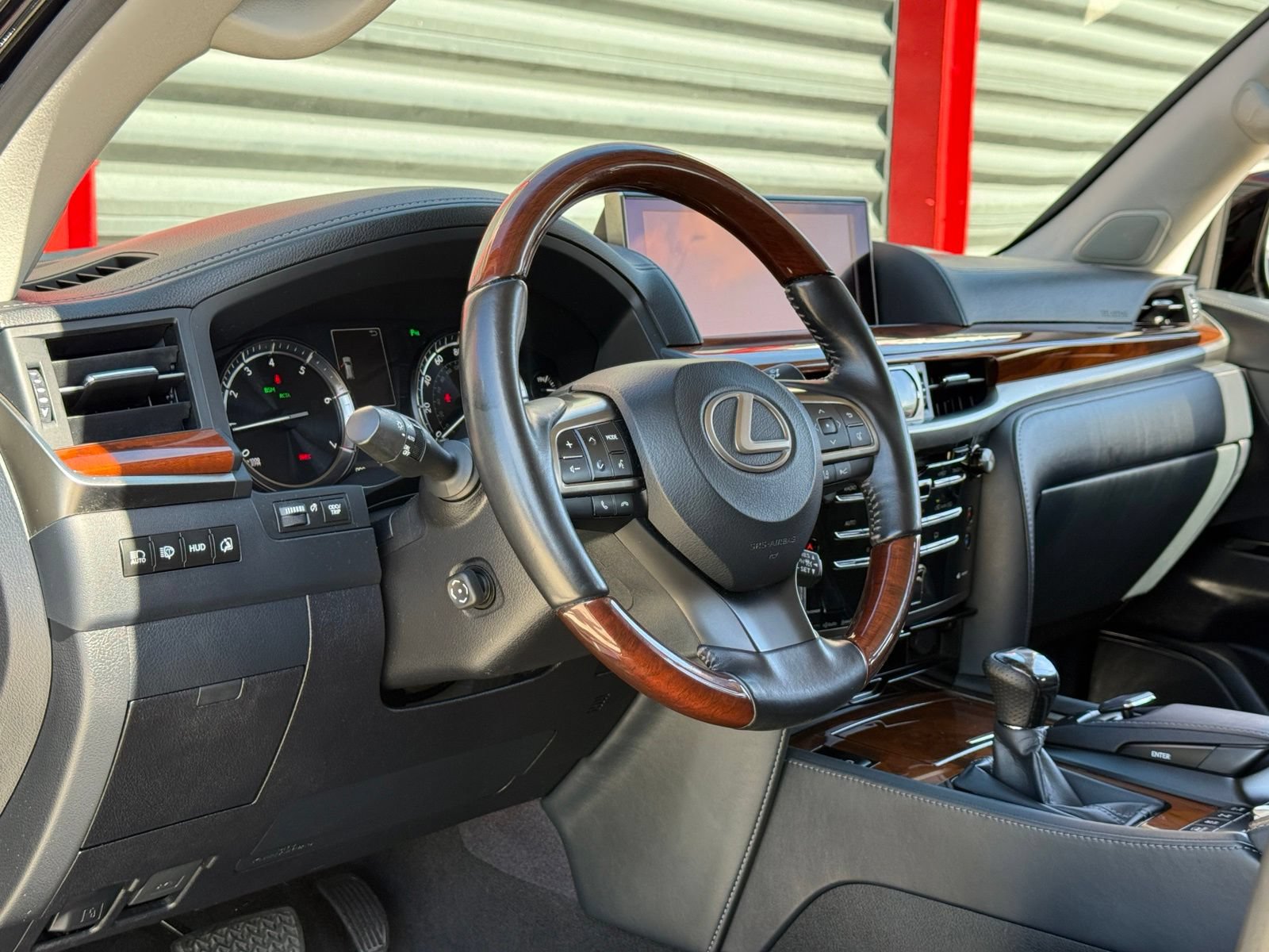 Used 2019 Lexus LX 570 4WD w/ Luxury Package image 21