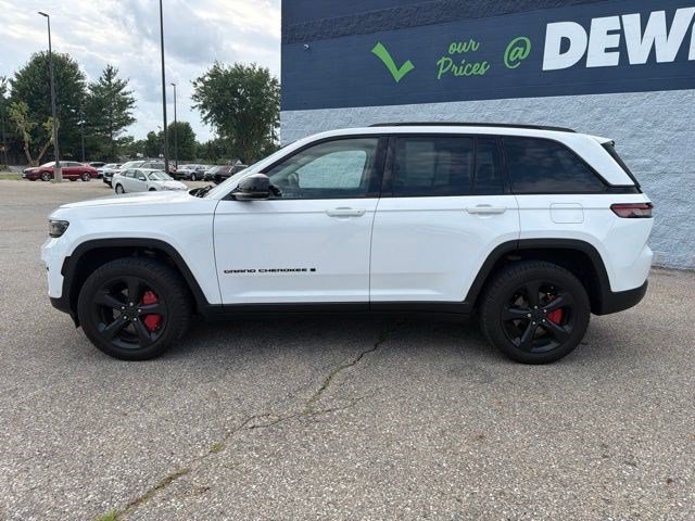Used 2023 Jeep Grand Cherokee Limited w/ Luxury Tech Group II AWD/4WD image 2