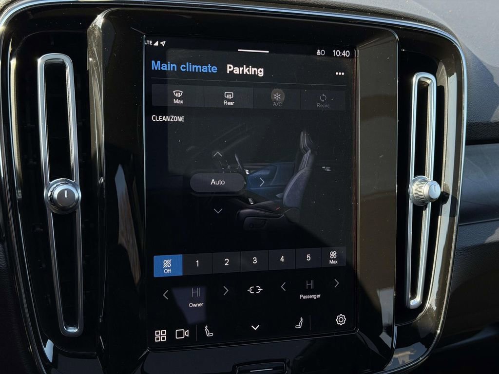 Used 2023 Volvo XC40 Recharge Plus image 5