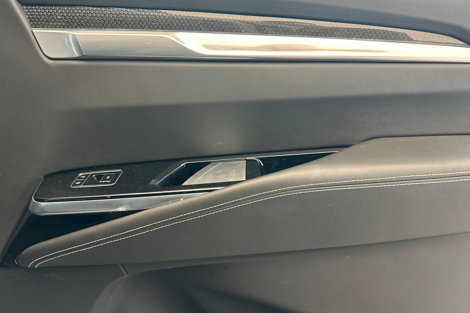 Certified 2025 Cadillac Escalade V w/ LPO, ONYX Package AWD/4WD image 19
