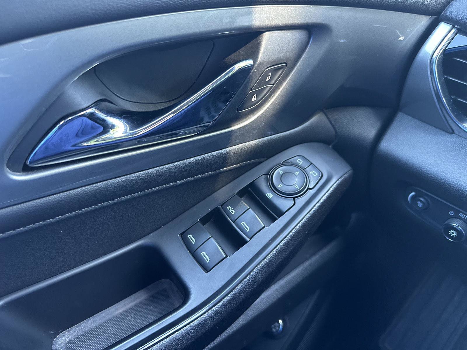 Used 2023 Chevrolet Traverse LT FWD image 39