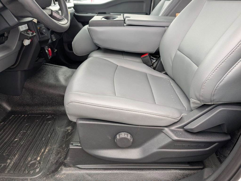 New 2025 Ford F550 4x4 Regular Cab Super Duty image 23