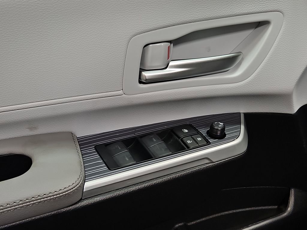 New 2026 Toyota Sienna XLE image 10
