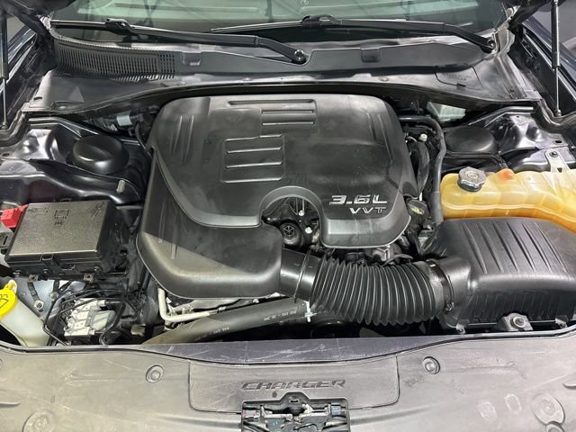 Used 2019 Dodge Charger SXT image 2