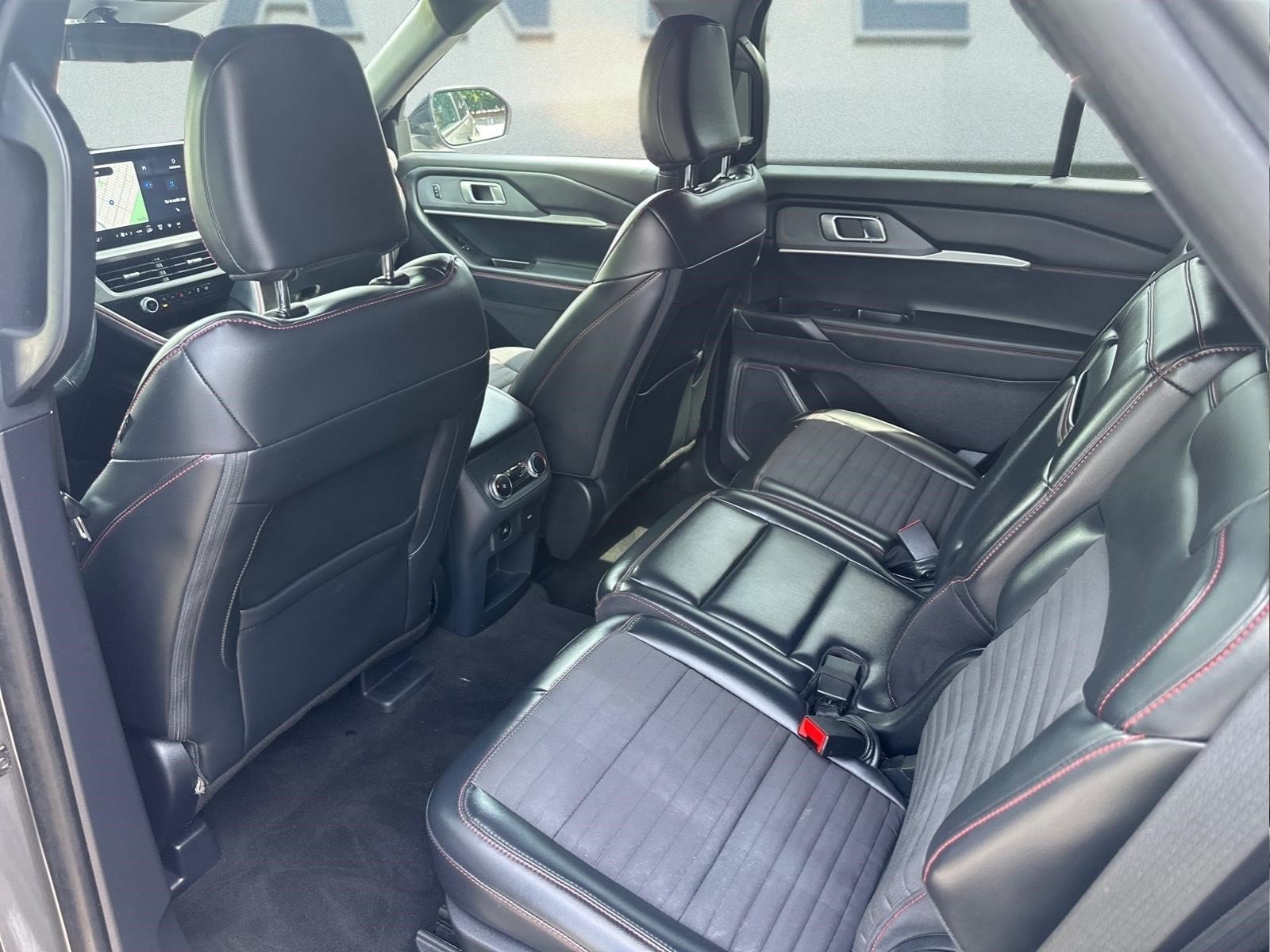 Used 2025 Ford Explorer ST-Line w/ ST-Line Street Pack AWD/4WD image 16