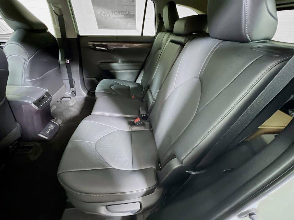 Certified 2025 Toyota Highlander Limited AWD/4WD image 23