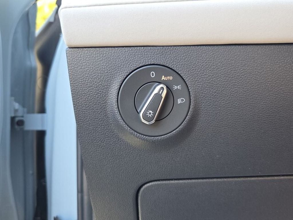 Used 2025 Volkswagen Taos SE FWD image 26