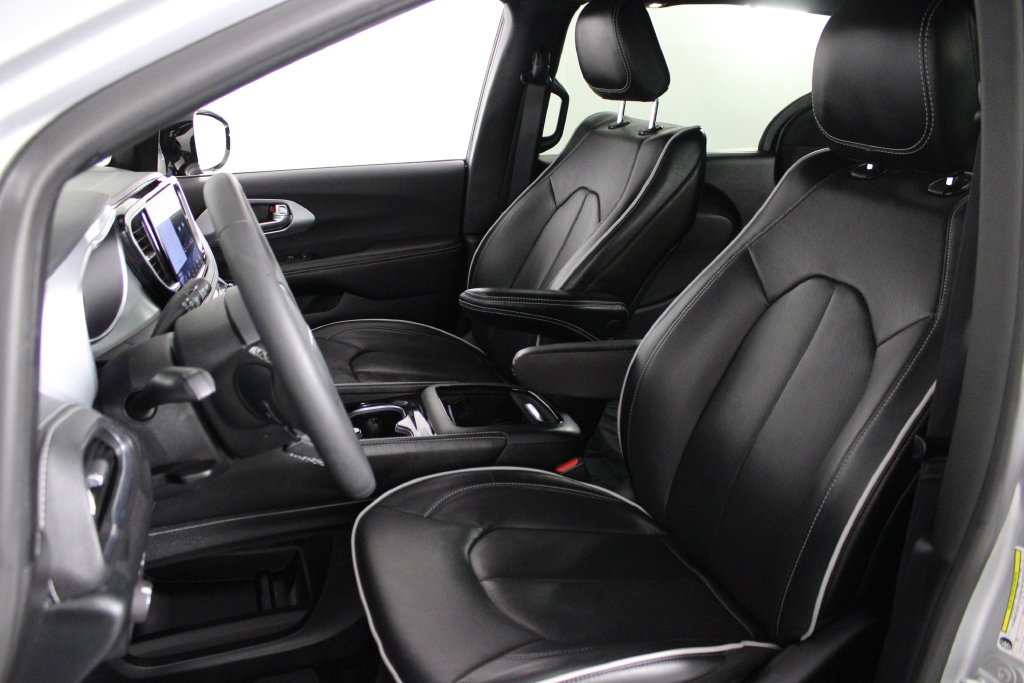Used 2026 Chrysler Pacifica Limited FWD image 19