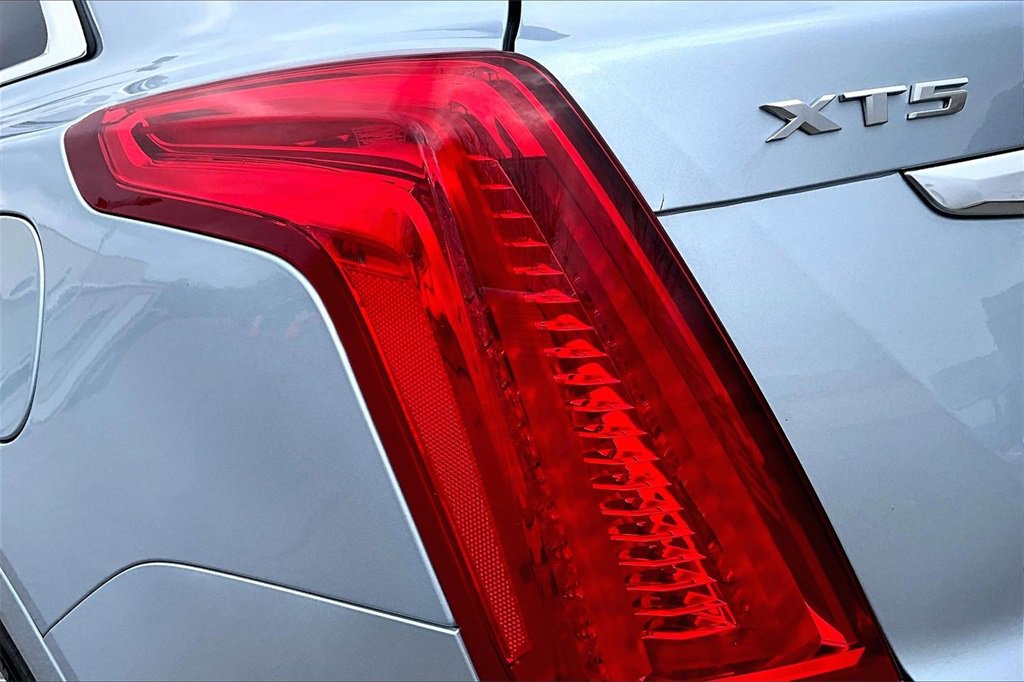 Used 2017 Cadillac XT5 Premium Luxury image 32