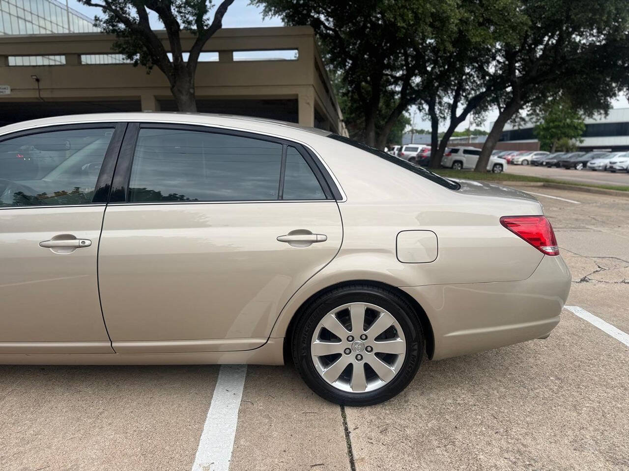 Used 2006 Toyota Avalon XLS FWD image 4