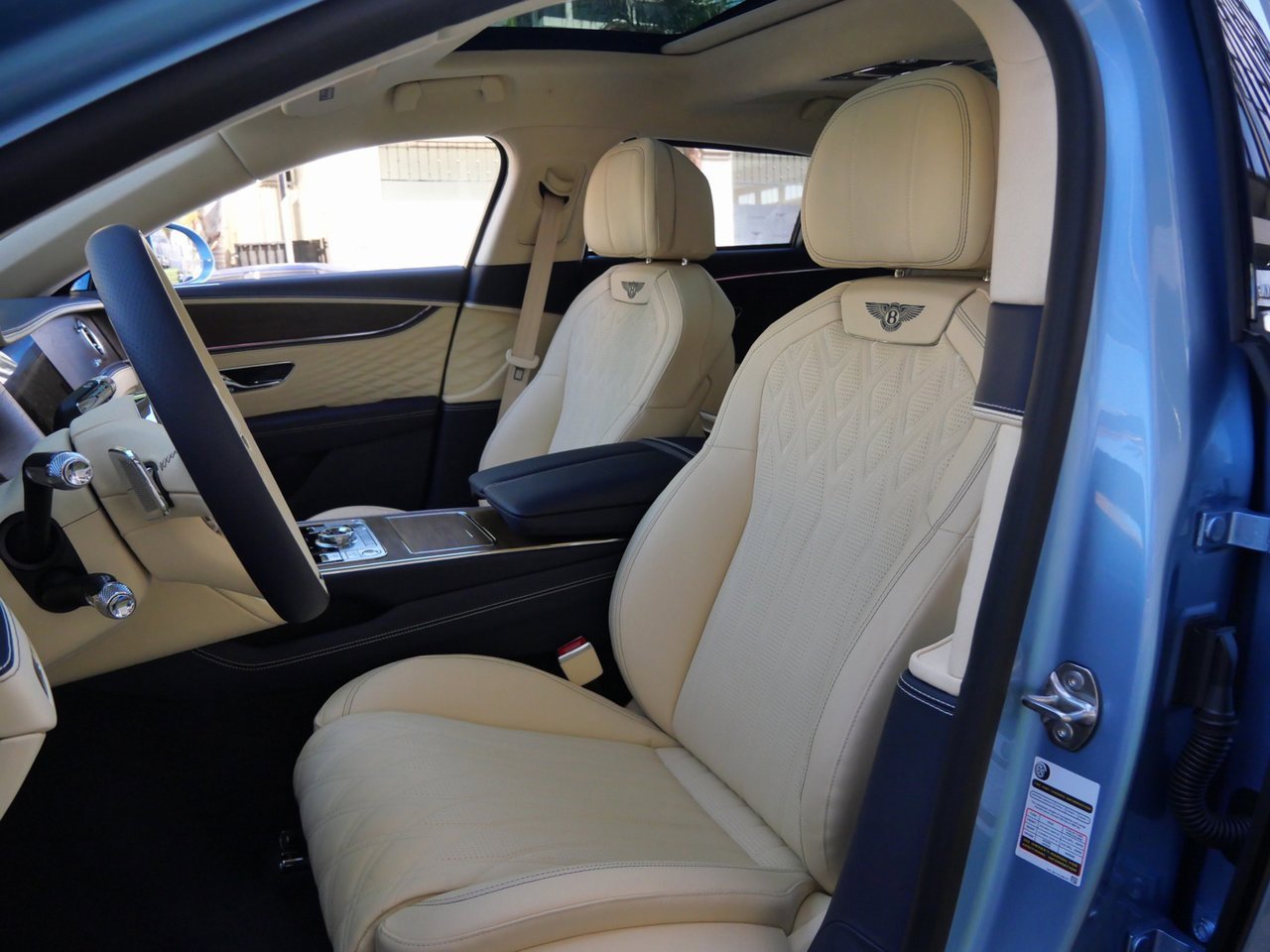 New 2026 Bentley Flying Spur Azure image 2
