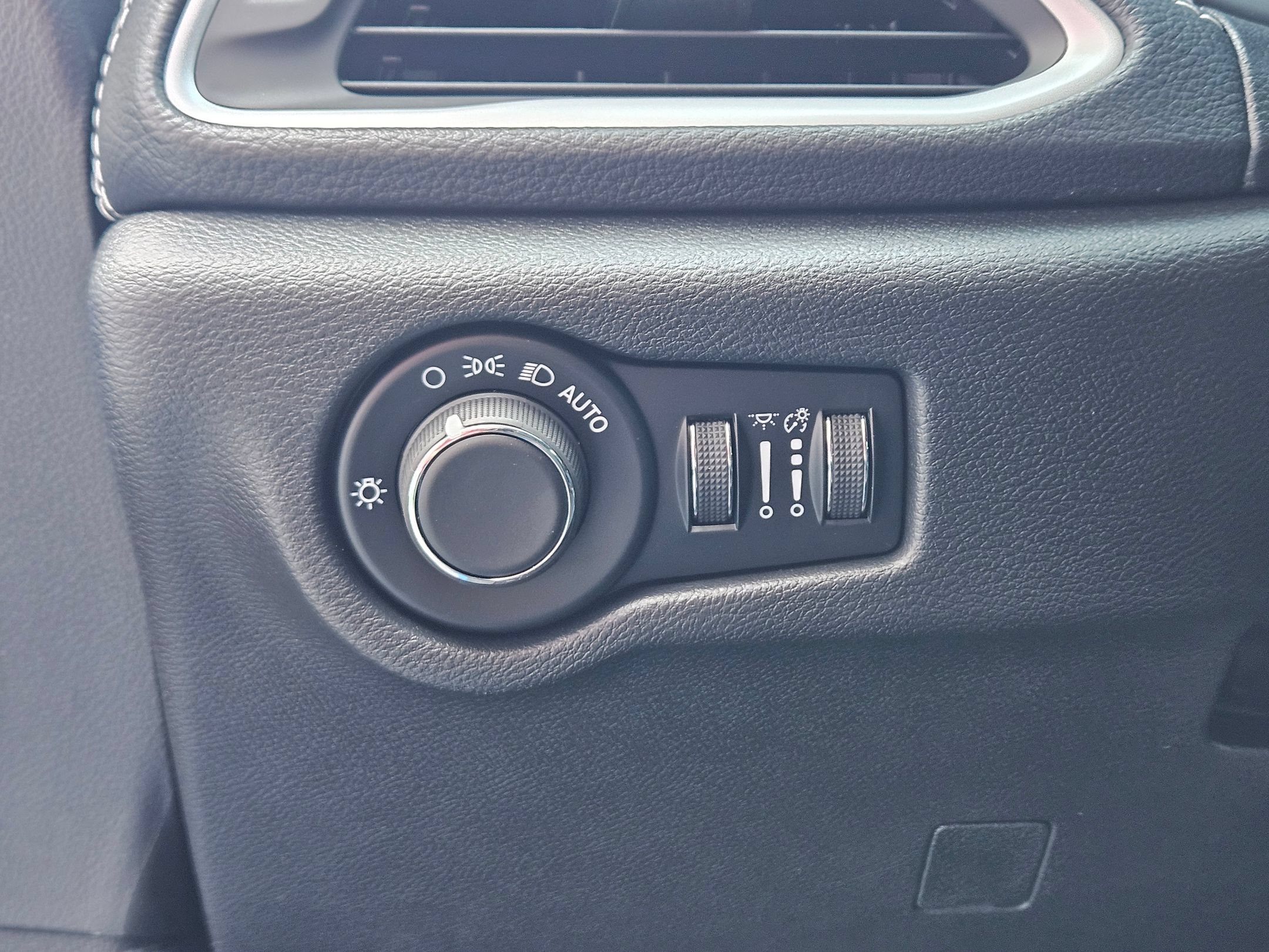 New 2027 Chrysler Pacifica Select FWD image 17
